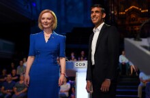 Βρετανία: Η Λιζ Τρας φαβορί απέναντι στον Ρίσι Σούνακ για την ηγεσία των Συντηρητικών και την πρωθυπουργία	