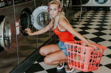 Κοπέλα βάζει πλυντήριο