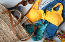 Η «τσάντα θαλάσσης» είναι απαραίτητο γυναικείο αξεσουάρ που γεμίζει με άλλα απαραίτητα αξεσουάρ.