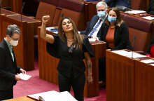 Η γερουσιαστής στην Αυστραλία Lydia Thorpe σε διαμαρτυρία για τη βασίλισσα Ελισάβετ