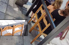 Καρέκλες κουζίνας σε στάση λεωφορείου του ΟΑΣΘ στη Θεσσαλονίκη