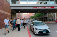 Πολίτες στη Μινεάπολη απομακρύνονται από το Mall of America μετά τους πυροβολισμούς