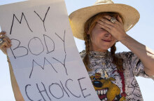 Ακτιβίστρια υπέρ της άμβλωσης σε διαμαρτυρία στις ΗΠΑ