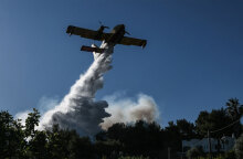 Πυροσβεστικό αεροσκάφος ρίχνει νερό σε δασική πυρκαγιά