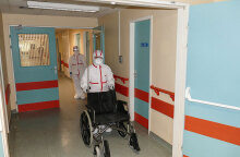 Νοσηλευτές με προστατευτικές στολές στο νοσοκομείο Λάρισας