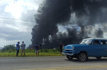 Ορατός από χιλιόμετρα στην Κούβα ο πυκνός μαύρος καπνός από τα φλεγόμενα διυλιστήρια