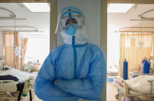 Νοσοκόμος με ειδική προστατευτική στολή για λοιμώδη νοσήματα