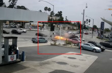 Η στιγμή που η μαύρη Mercedes διαλύει αυτοκίνητο σε διασταύρωση στο Λος Άντζελες