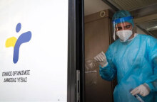 Υγειονομικός του ΕΟΔΥ διενεργεί rapid test για κορωνοϊό