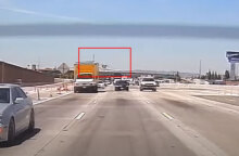 Αεροπλάνο στην Καλιφόρνια σε αναγκαστική προσγείωση μέσα σε αυτοκινητόδρομο