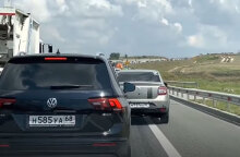 Μποτιλιάρισμα σε αυτοκινητόδρομο που οδηγεί έξω από την Κριμαία, καθώς χιλιάδες Ρώσοι εγκαταλείπουν τη χερσόνησο