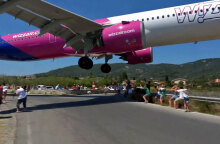 Αεροπλάνο στη Σκιάθο περνά πάνω από τα κεφάλια του κόσμου κατά την προσγείωση στο αεροδρόμιο του νησιού