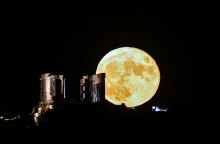 Η Αυγουστιάτικη Πανσέληνος πίσω από το Ναό του Ποσειδώνα στο Σούνιο