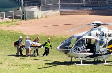 Ο Σαλμάν Ρούσντι μεταφέρεται ζωντανός με το φορείο στο ελικόπτερο που θα τον πάει σε νοσοκομείο στη Νέα Υόρκη