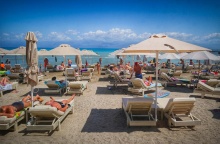 Ξαπλώστρες σε παραλία