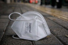 Μάσκα κορωνοϊού πεταμένη στον δρόμο