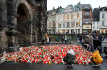 Λουλούδια και αναμένα κεριά για τα θύματα στο Τρίερ της Γερμανίας