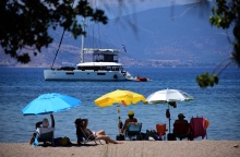 Καιρός - Ομπρέλες στην παραλία και λουόμενοι στην ακτή