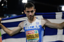 Ο Μίλτος Τεντόγλου με την ελληνική σημαία μετά το χρυσό μετάλλιο στο Μόναχο