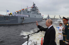 Ο Βλαντίμιρ Πούτιν παρακολουθεί παρέλαση πολεμικών πλοίων στην Αγία Πετρούπολη