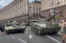 Παρέλαση στο Κίεβο με βομβαρδισμένα ρωσικά τανκς