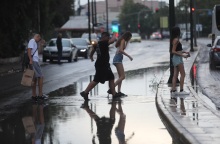 Κακοκαιρία: Έκλεισαν Ποσειδώνος και Βουλιαγμένης