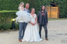 Ο Κιάνου Ριβς εμφανίστηκε σε γάμο και έγινε viral