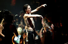 Τα VMAs «έκοψαν» τον Νταμιάνο Νταβίντ επειδή έδειξε τα οπίσθιά του