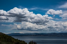Σύννεφα πάνω από τη θάλασσα