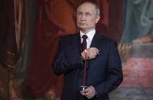 Ο Βλαντίμιρ Πούτιν κάνει τον σταυρό του μέσα σε εκκλησία στη Μόσχα 