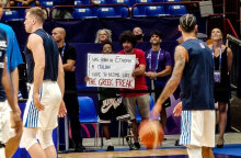 Παιδάκι κρατά πλακάτ για τον Γιάννη Αντετοκούνμπο στο Eurobasket 2022 στον αγώνα με την Ουκρανία