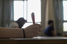 Πανελλήνιες 2023: Υποψήφιος κρατά το στιλό και γράφει