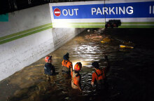 Διασώστες στη Νότια Κορέα μπροστά στο πλημμυρισμένο πάρκινγκ