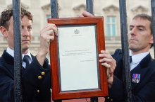 Η στιγμή που θυροκολλήθηκε στο Μπάκιγχαμ η αναγγελία του θανάτου της Ελισάβετ