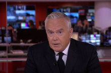 Ο παρουσιαστής του BBC ανακοινώνει ότι πέθανε η βασίλισσα Ελισάβετ