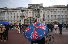 Πλήθος κόσμου έξω από το Μπάκιγχαμ για τη βασίλισσα Ελισάβετ