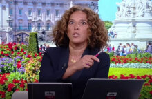 Σαστισμένη η Ιταλίδα δημοσιογράφος ετοιμάζεται να ανακοινώσει τον θάνατο της βασίλισσας Ελισάβετ