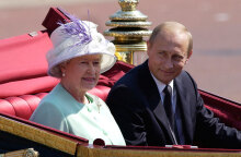 Η βασίλισσα Ελισάβετ με τον Βλαντίμιρ Πούτιν