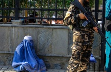 Γυναίκα με μπούρκα στο Αφγανιστάν δίπλα σε ένοπλο Ταλιμπάν στην πρωτεύουσα Καμπούλ