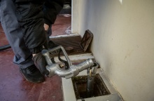 Επίδομα θέρμανσης: Χέρι σε καλοριφέρ όπου υπάρχουν χρήματα