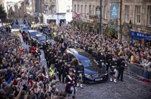 Η νεκρική πομπή της βασίλισσας Ελισάβετ στο Εδιμβούργο της Σκωτίας