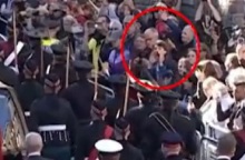 Άνδρας φωνάζει στον πρίγκιπα Άντριου στη νεκρική πομπή της Ελισάβετ στο Εδιμβούργο