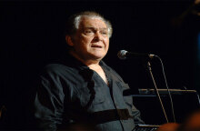 Κώστας Καζάκος