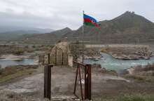 Σημαία του Αζερμπαϊτζάν κυματίζει σε γέφυρα ποταμού στο Ναγκόρνο Καραμπάχ