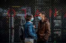 Νεαροί με μάσκα για τον κορωνοϊό στο κέντρο της Αθήνας