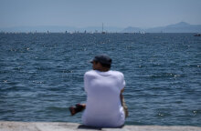 Άνθρωπος δίπλα στη θάλασσα