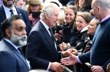 Βασίλισσα Ελισάβετ: Τον κόσμο που περιμένει στην ουρά επισκέφτηκαν ο Κάρολος με τον Ουίλιαμ