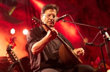 Ο Θανάσης Παπακωνσταντίνου διαψεύδει την ΕΛΑΣ για τα χημικά στη συναυλία του