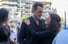 Η οικογένεια του Κώστα Καζάκου στην αποχαιρετιστήρια τελετή στον Περισσό