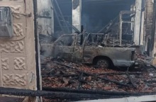 Μπήκε με το αμάξι στο κατάστημα του αδερφού του, έβαλε φωτιά και κάηκε